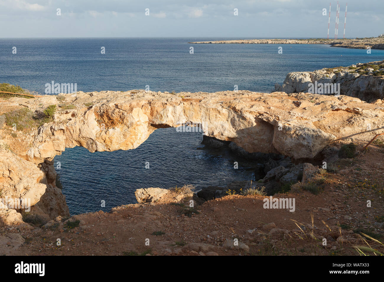 Puente Natural de amantes (Cabo Greko, Chipre, cerca de Ayia Napa) al atardecer. Foto de stock