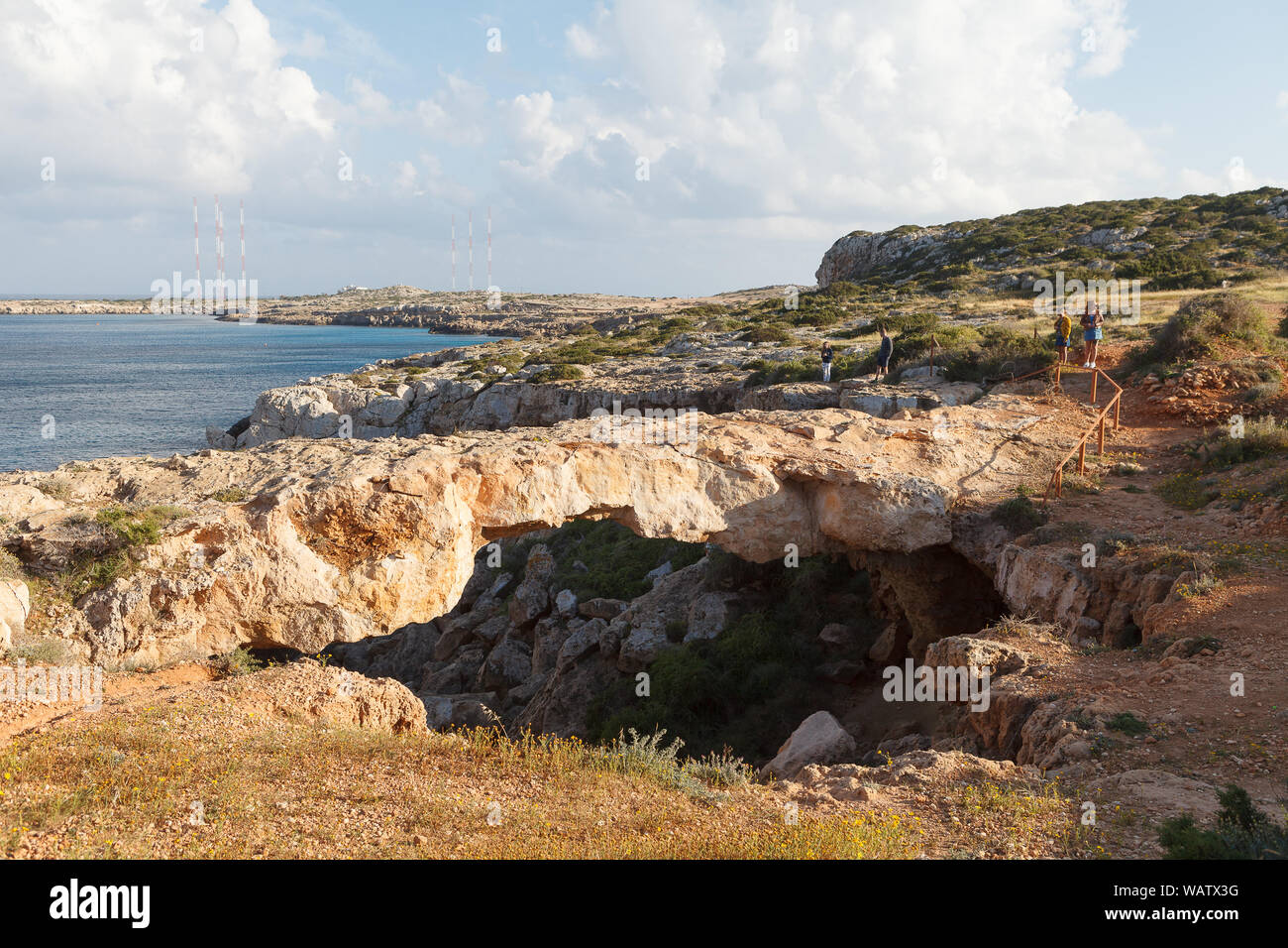 Puente Natural de amantes (Cabo Greko, Chipre, cerca de Ayia Napa) al atardecer. Foto de stock