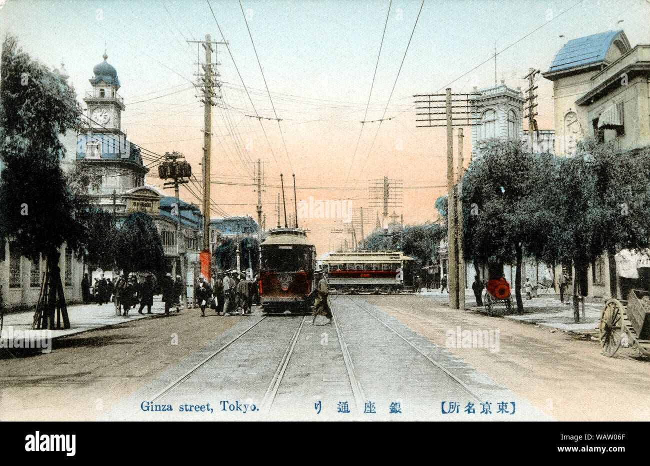 [ 1910s Japón - Tranvías en Ginza, Tokio ] - dos tranvías pasan por el edificio Hattori en Tokio la moda Ginza. Los carros están estacionados bajo los frondosos árboles de sauce. El edificio Hattori es uno de los principales puntos de referencia de Ginza. Era el hogar de K. Hattori & Co., una tienda de relojes y joyas abrió en 1881 (Meiji 14) por Kintaro Hattori (1860-1934). Esta foto fue baleado en algún momento entre 1911 y 1913. Vintage del siglo xx postal. Foto de stock
