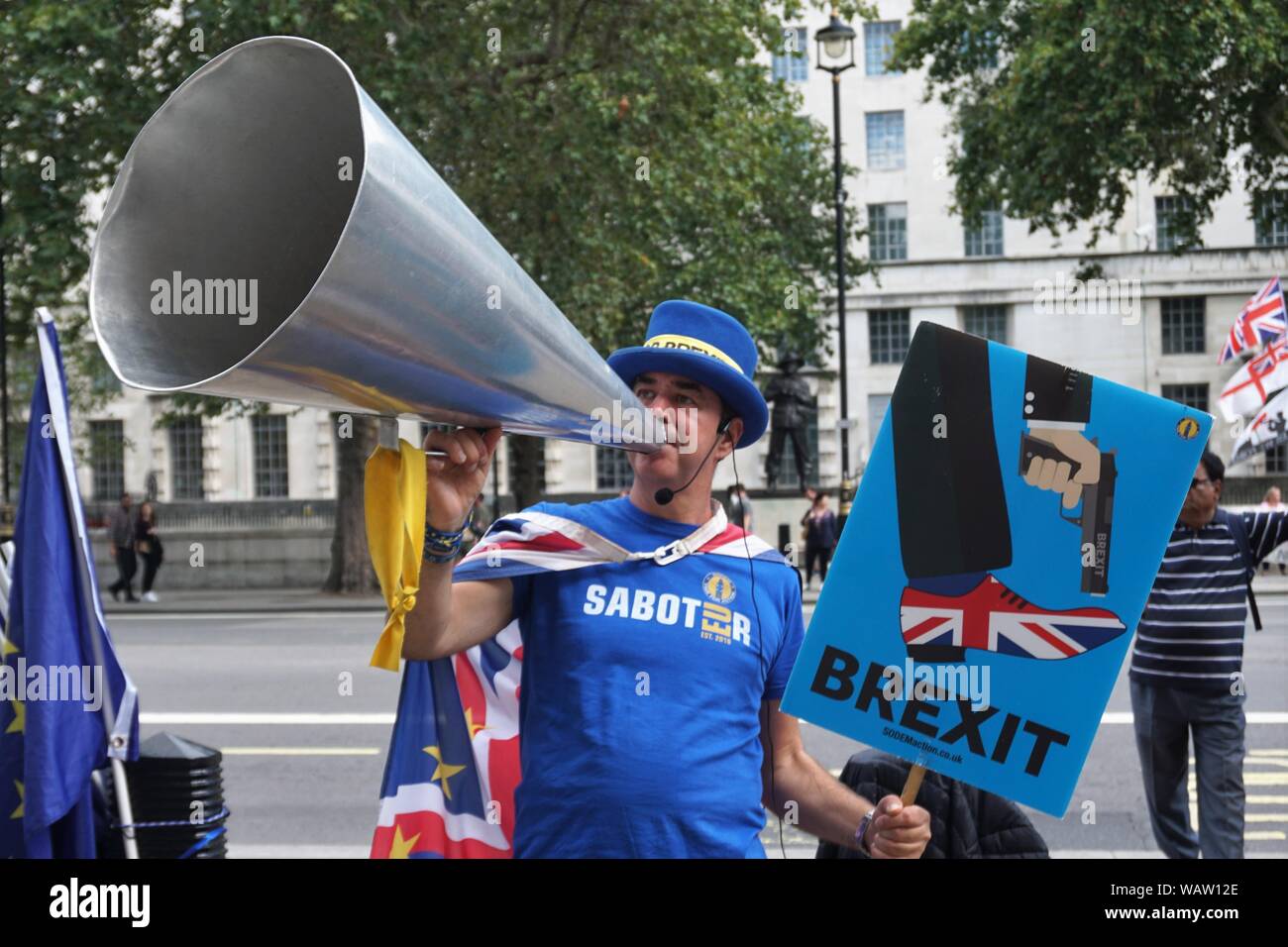 Activistas Anti-Brexit demostrar en frente de la Oficina del Gabinete, Westminster, London, UK Foto de stock