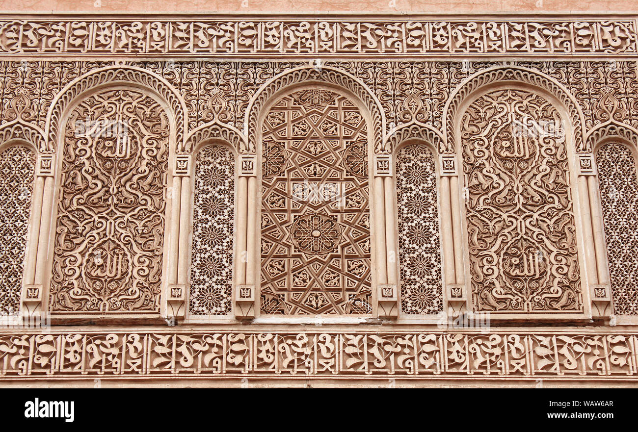 Tallar la piedra islámica cubriendo el mausoleo del sultán Ahmad al-Mansur en las Tumbas Saadianas en Marrakech, Marruecos Foto de stock