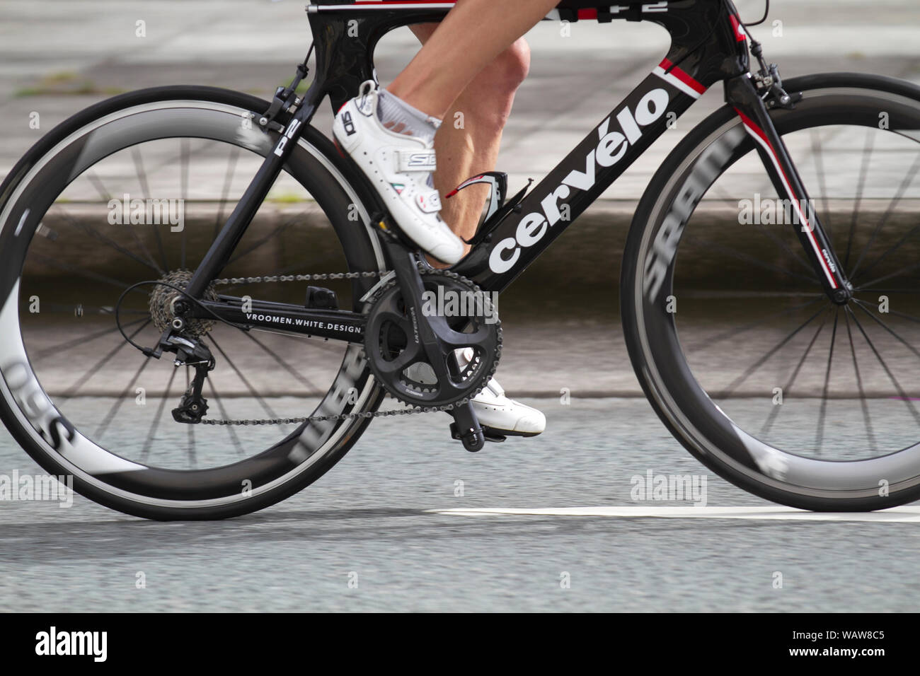 Cervelo vroomen P2 blanco de ciclo marco, primeros planos ruedas de  bicicleta, ruedas de bicicleta de carretera, pro bicicletas, juegos de  ruedas, logo Liverpool, Triathlon Fotografía de stock - Alamy