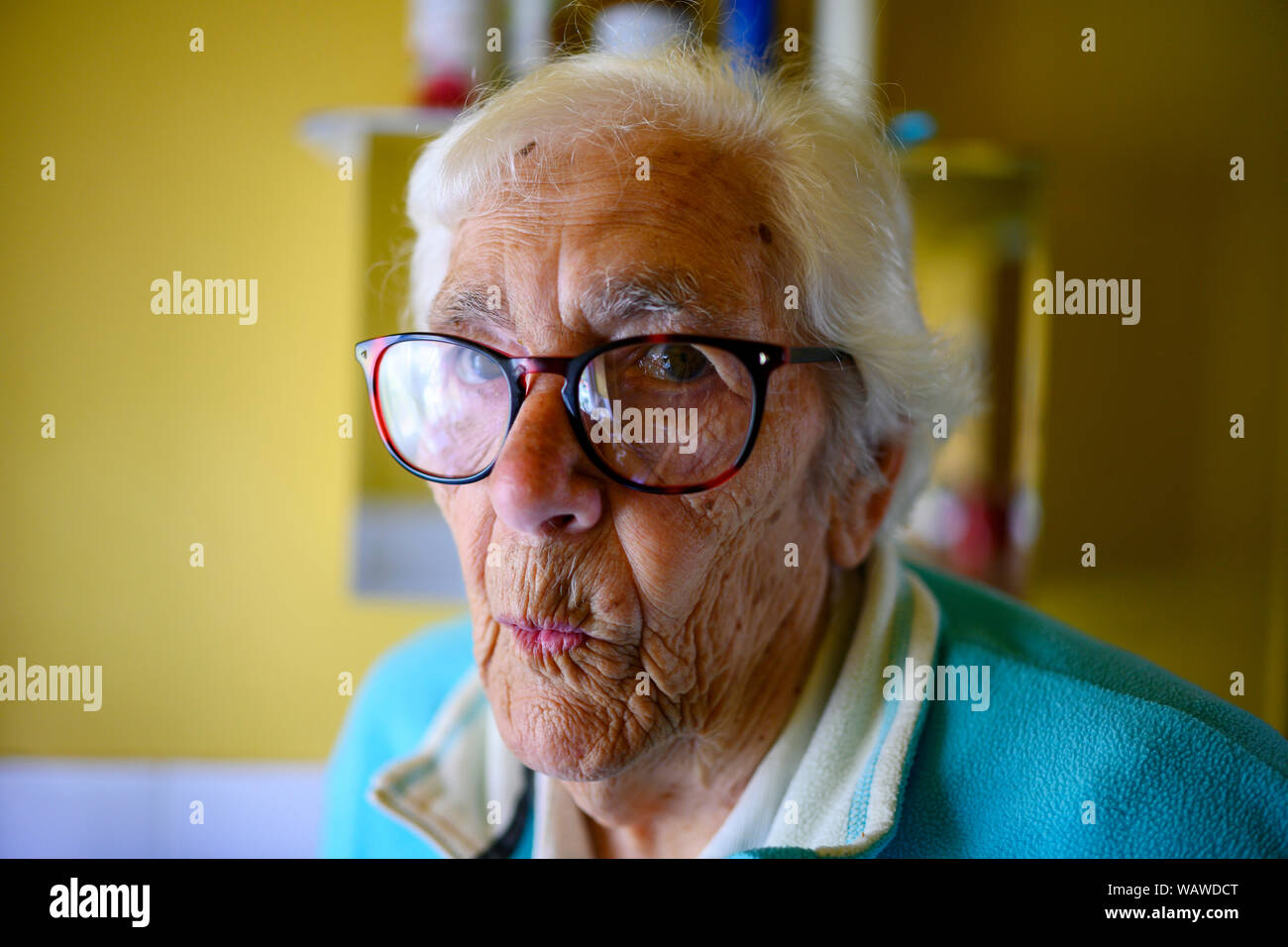 Viejo pensionista que sufren degeneración macular. Foto de stock