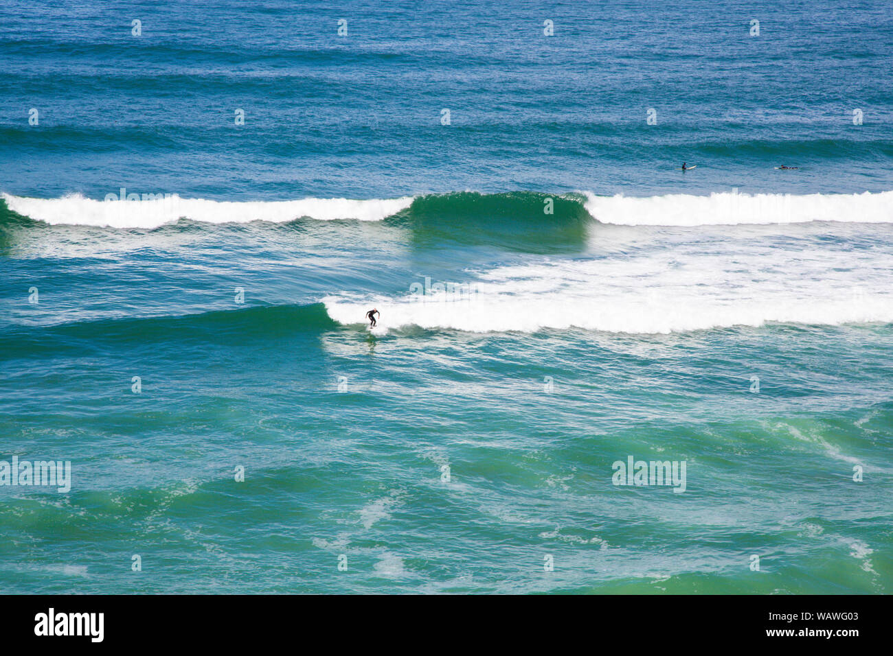 Un surfista en la costa norte de California entre Sasn Francisco y Monterrey. Foto de stock