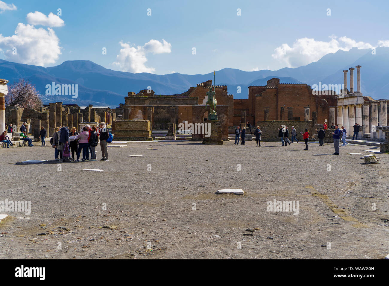 Pompeya, la antigua ciudad romana de Italia sitio arqueológico Forum, Foro di Pompeya, con una moderna estatua de bronce del Centaur y turistas. Foto de stock