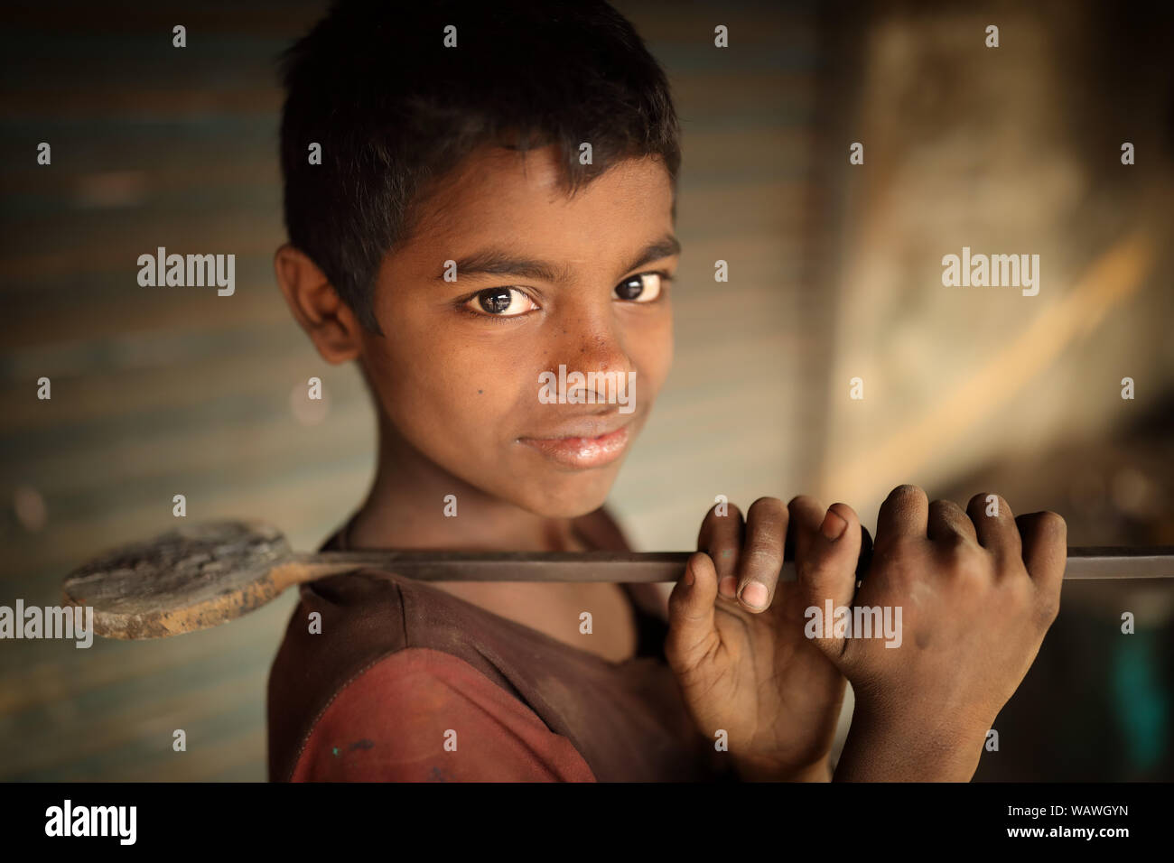 Niño trabajador en un astillero en Dhaka, Bangladesh. Bangladesh tiene más de 4,7 millones de niños trabajadores con edades comprendidas entre los 5 y los 14 años. Foto de stock
