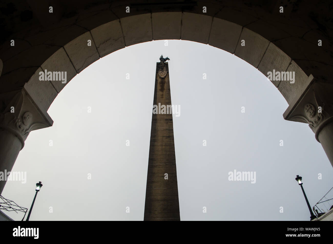 Detalles de la Plaza francesa, linternas y el obelisco en el centro Foto de stock