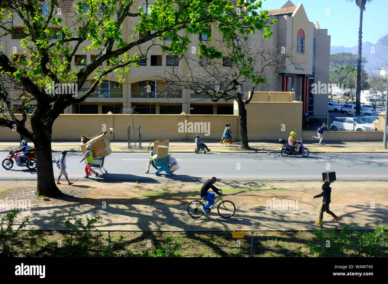 Una escena callejera en la sudafricana universidad de la ciudad de Stellenbosch. Foto de stock