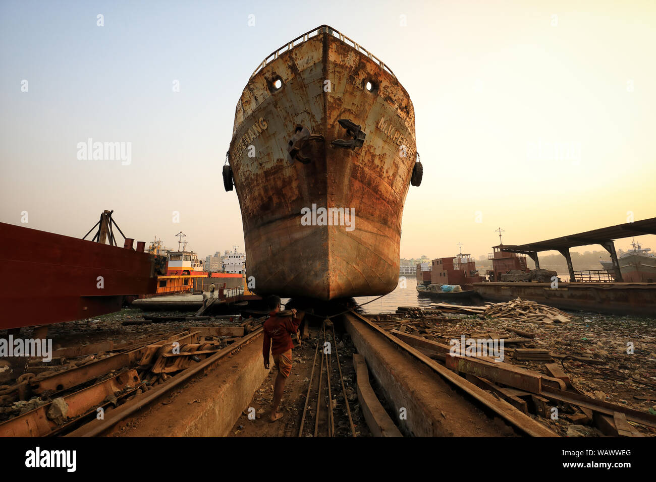 Trabajadores portuarios en un astillero en Dhaka, Bangladesh. La construcción naval en Bangladesh se ha convertido en una importante industria en los últimos años. Foto de stock