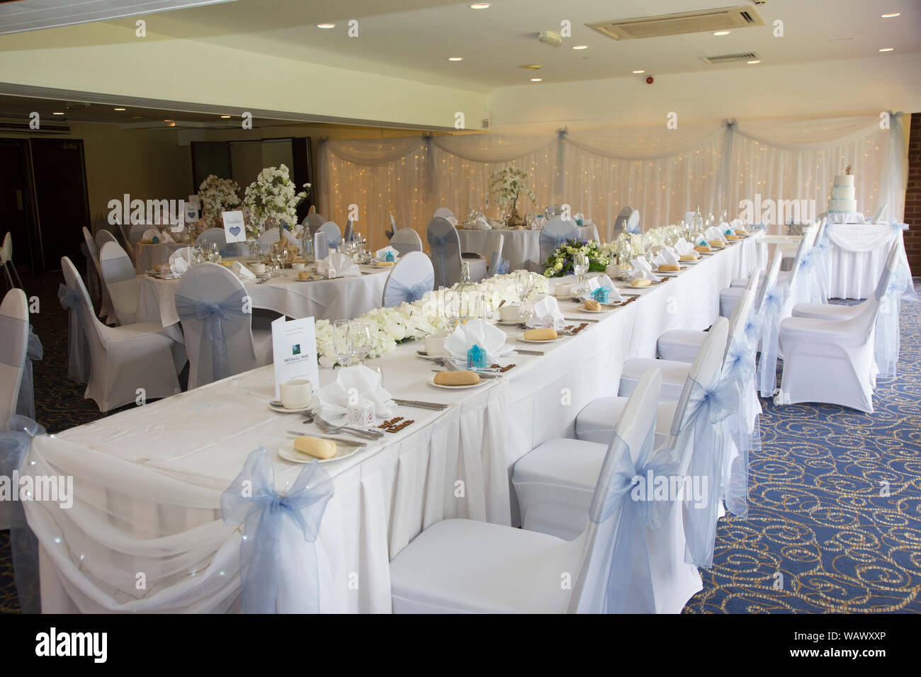 Sala de recepción de bodas, todos vestidos y listos para la recepción de la boda para empezar, Desayuno nupcial celebración, día de bodas en Shropshire, Inglaterra Fotografía de stock - Alamy Sala de recepción de bodas, todos vestidos y listos para la recepción de la boda para empezar, Desayuno nupcial celebración, día de bodas en Shropshire, Inglaterra Fotografía de stock - Alamy