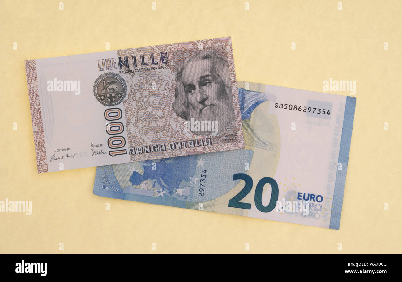 MASSA Carrara, Italia - 14 de agosto de 2019: Italiano vintage y obsoleto de liras nota superposiciones y parte oculta nuevo Euro nota. Foto de stock