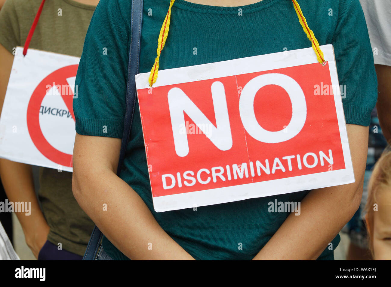 Kiev, Ucrania. 22 Aug, 2019. Un padre con un cartel que diga 