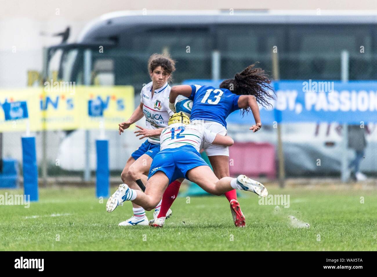 Yolaine Yengo placcata da Rigoni Beatrice durante ITALIA VS FRANCIA - SEI NAZIONI FEMMINILE, Padua, Italia, 17 de marzo de 2019, el Rugby Nazionale Italiana di Ru Foto de stock