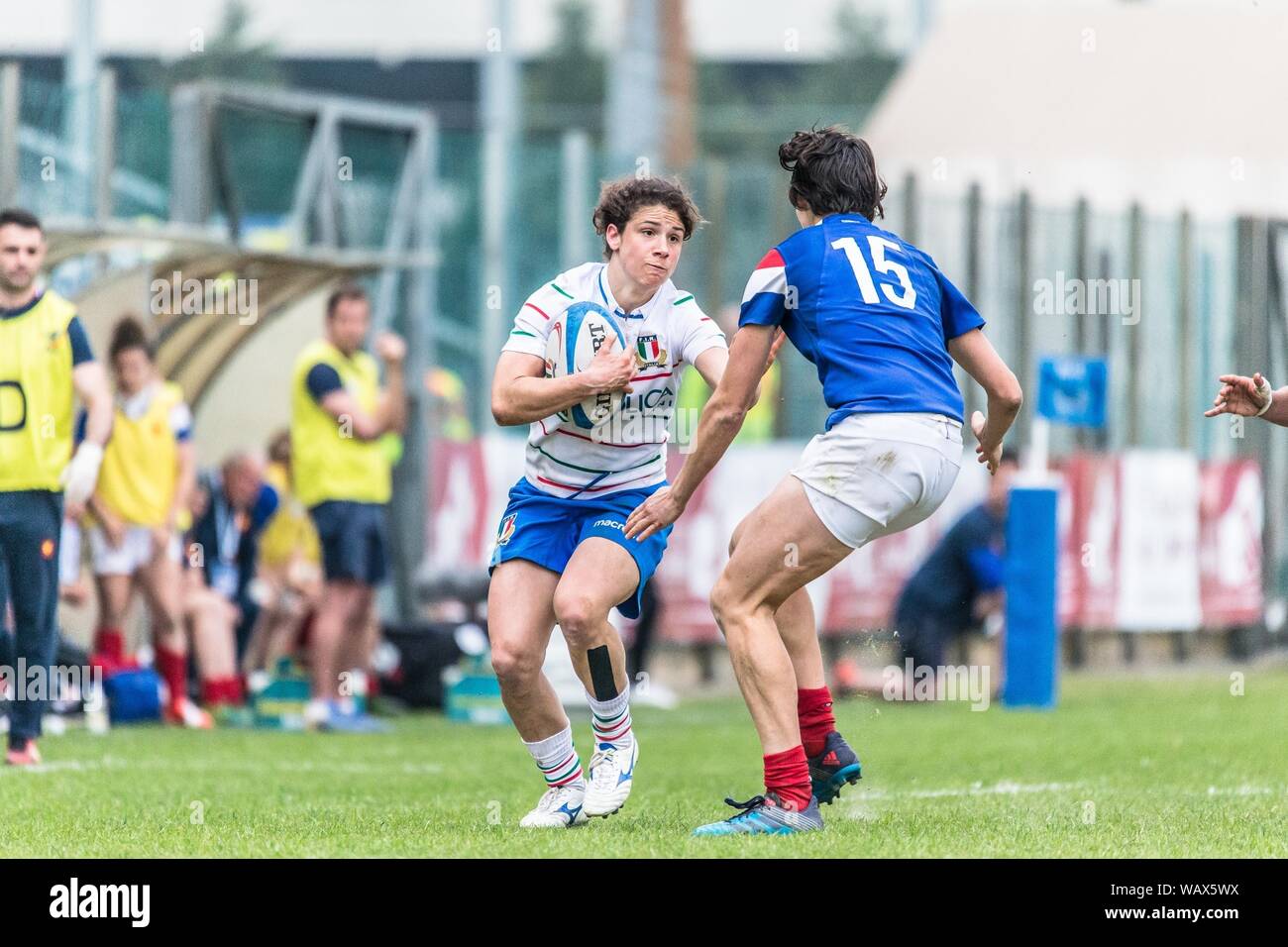 Aura Muzzo guarda negli occhi la sua avversaria Tremouliere Jessy durante ITALIA VS FRANCIA - SEI NAZIONI FEMMINILE, Padua, Italia, 17 de marzo de 2019, el Rugby Foto de stock