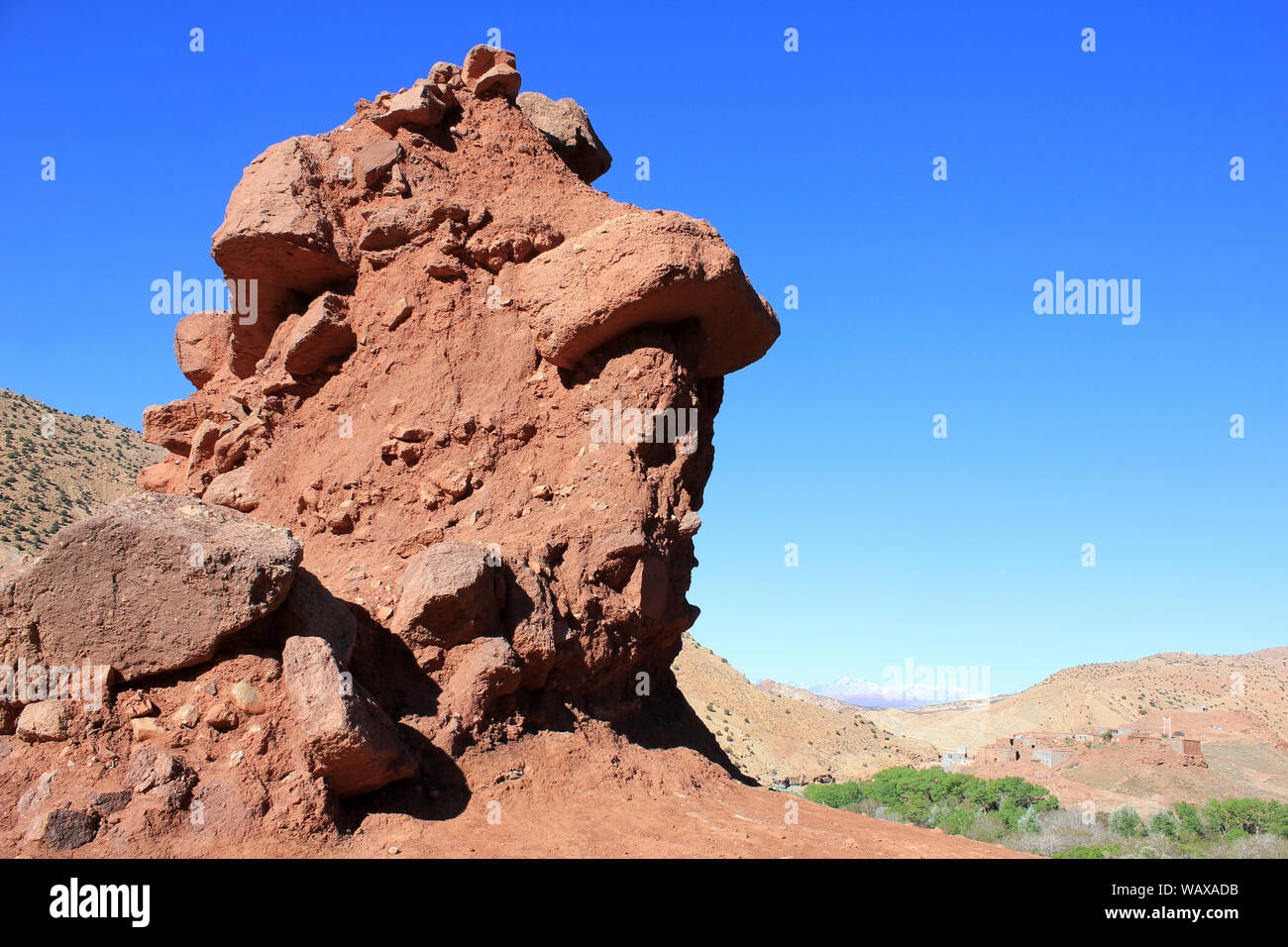 Roca arenisca erosionados en la forma de una cara arriba (Tighza Ouarikt Tijhza) del Pueblo, valle, las montañas del Alto Atlas, Marruecos Foto de stock