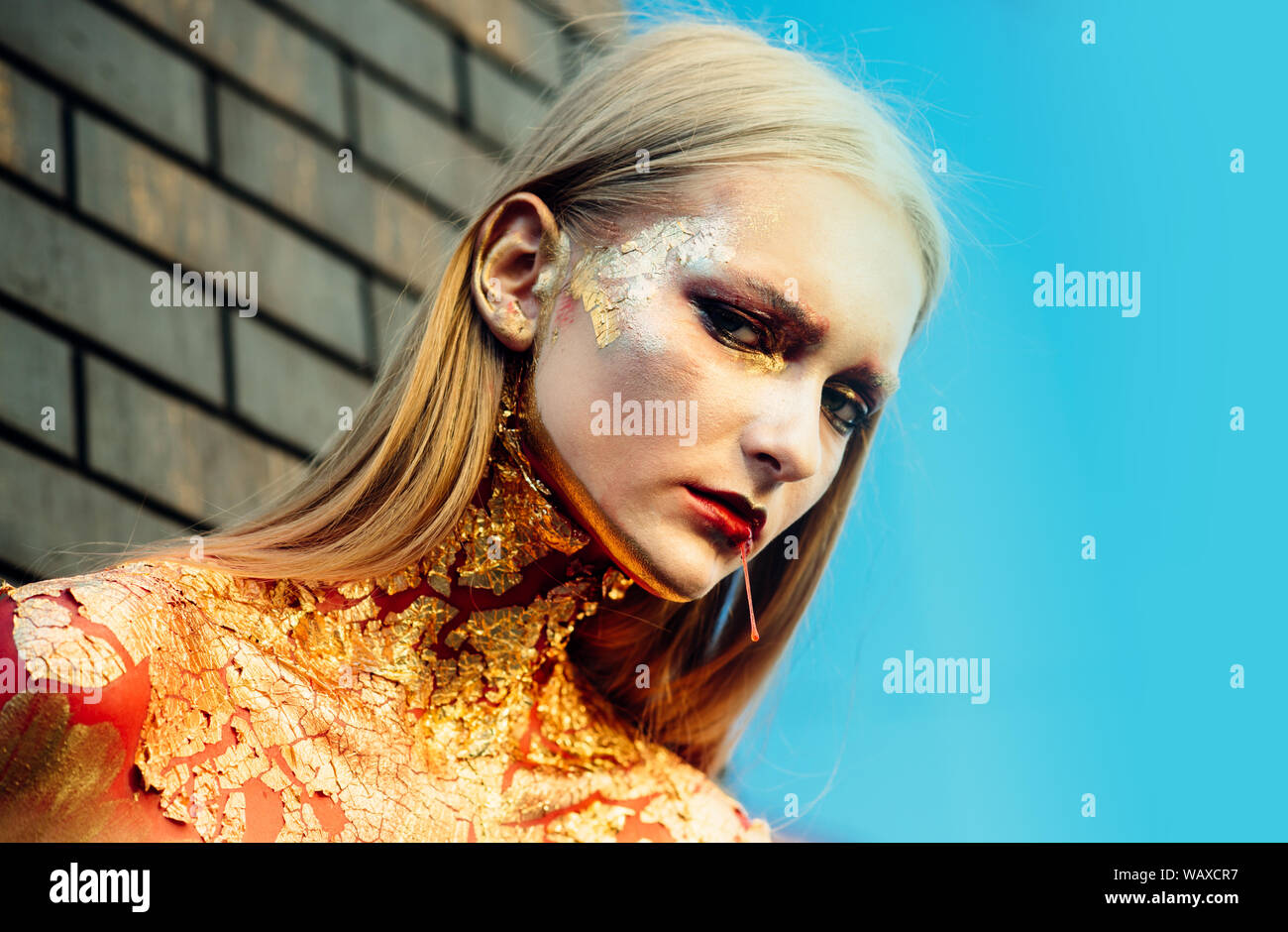 Chica en zombie maquillaje, cara, boca sangrienta, heridas en la piel  Fotografía de stock - Alamy