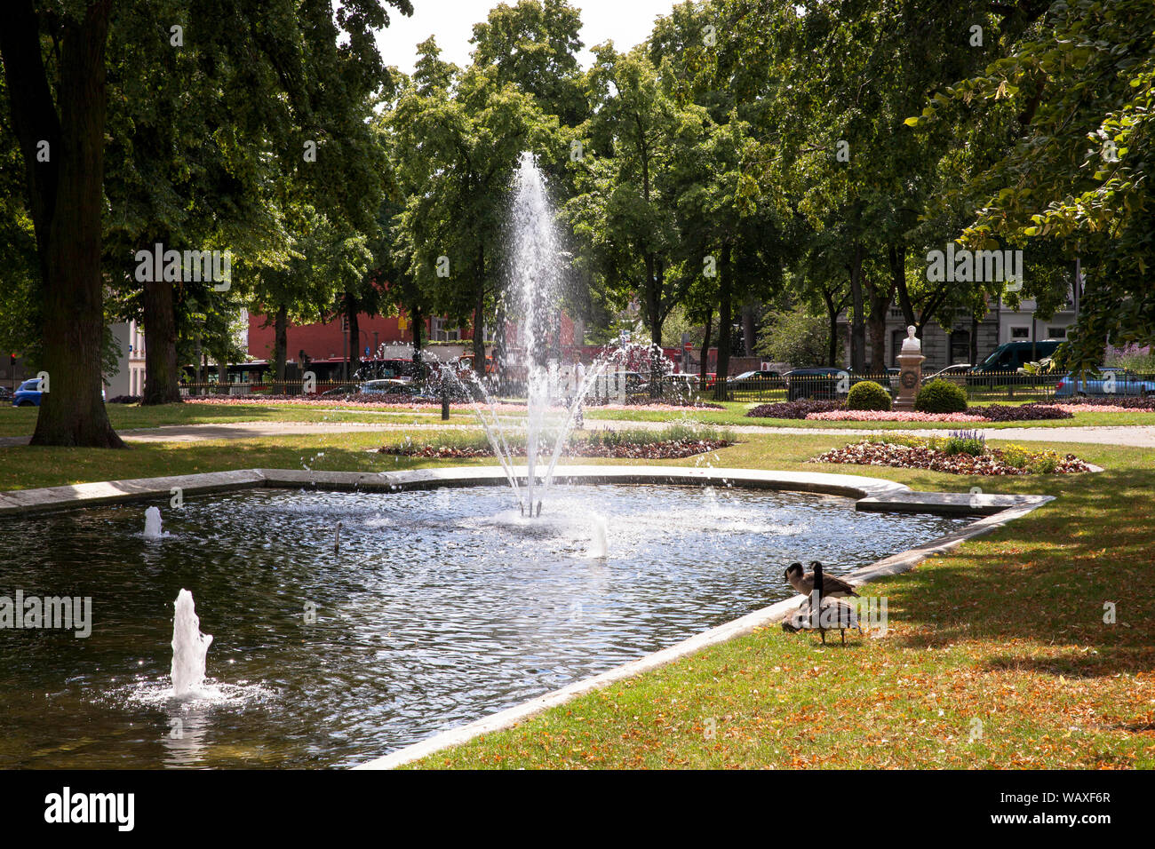 Fuente en los jardines del spa, Aquisgrán, Renania del Norte-Westfalia, Alemania. Springbrunnen im Kurpark, Aquisgrán, Nordrhein-Westfalen, Alemania. Foto de stock