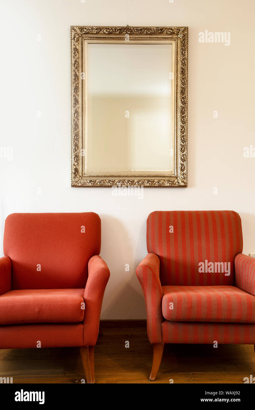 Antiguos decorativos espejo de cuerpo entero y una silla con persianas  cerradas Fotografía de stock - Alamy