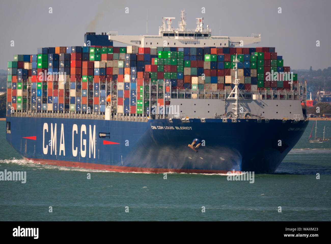 Cerca, un buque portacontenedores, dejando,CMA CGM,Louis Blariot, Southampton, puerto,el Solent, Cowes, en la Isla de Wight, Inglaterra, Reino Unido,cerrar,Gran Bretaña, Foto de stock