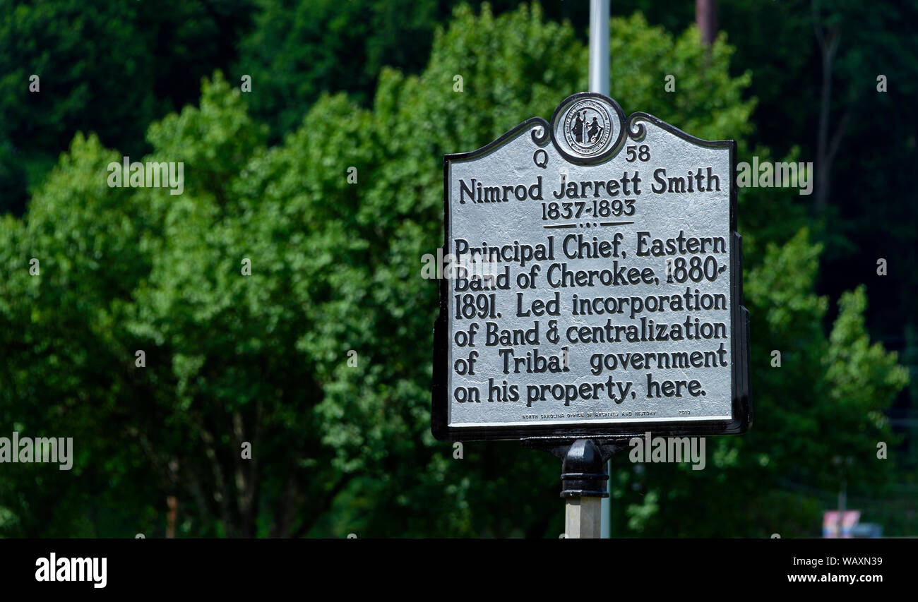 Cherokee, Carolina del Norte, USA - Agosto 3,2019: Un signo de información educativa acerca de cómo la ciudad de Cherokee quedó resuelto. Foto de stock