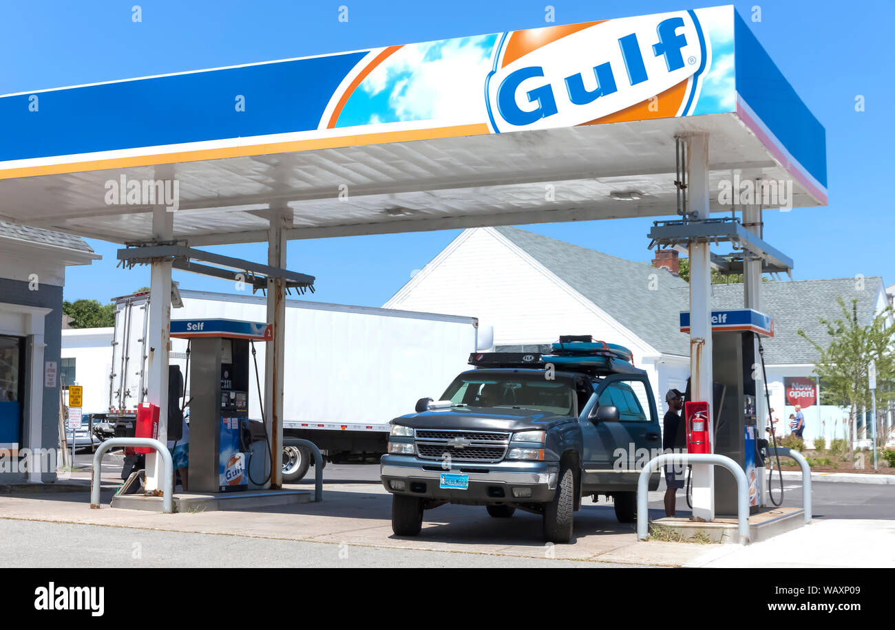 SUV de llenado en una estación de gas del Golfo. Foto de stock
