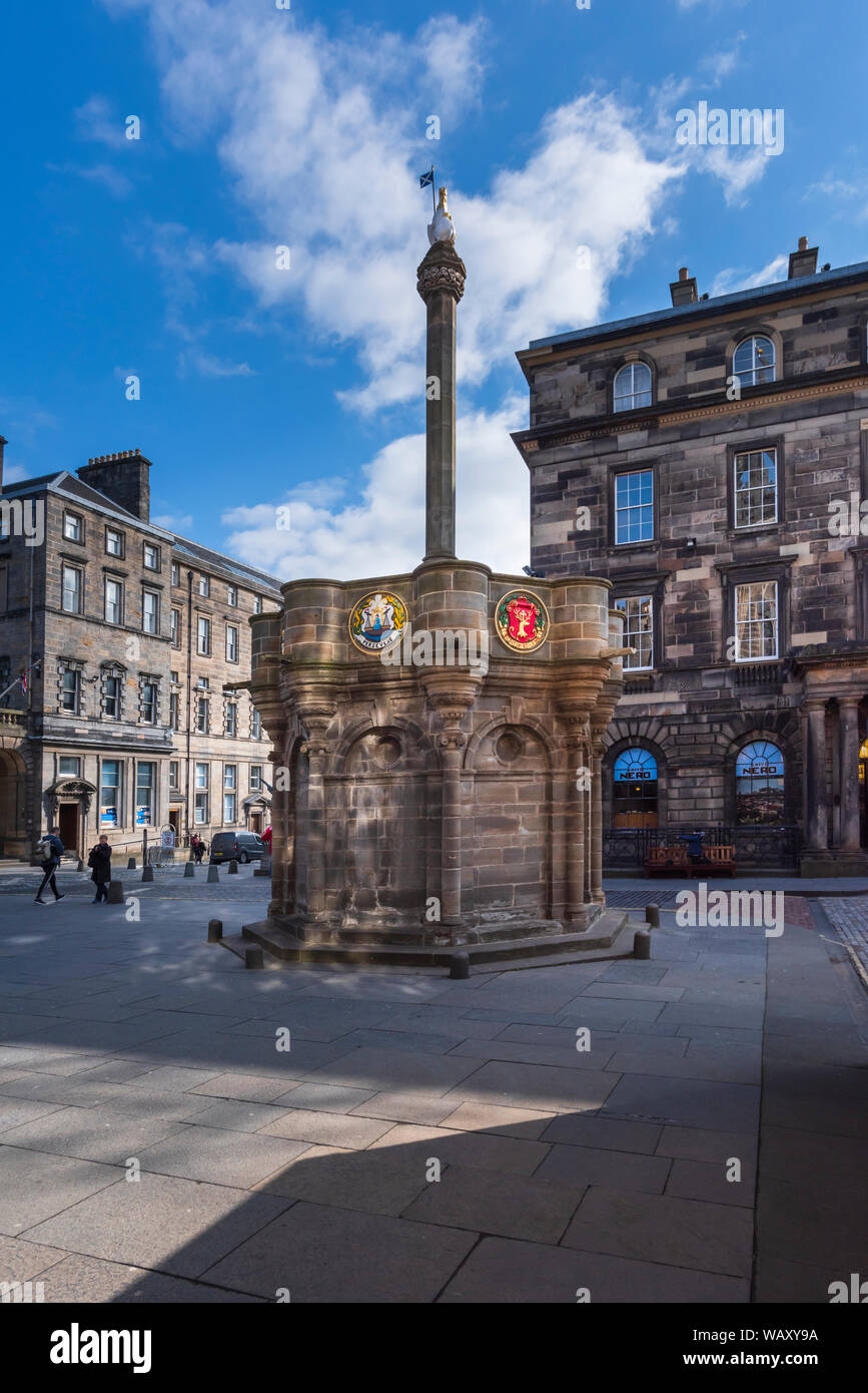 Mercat Cross en la Plaza del Parlamento en la Royal Mile de Edimburgo Foto de stock