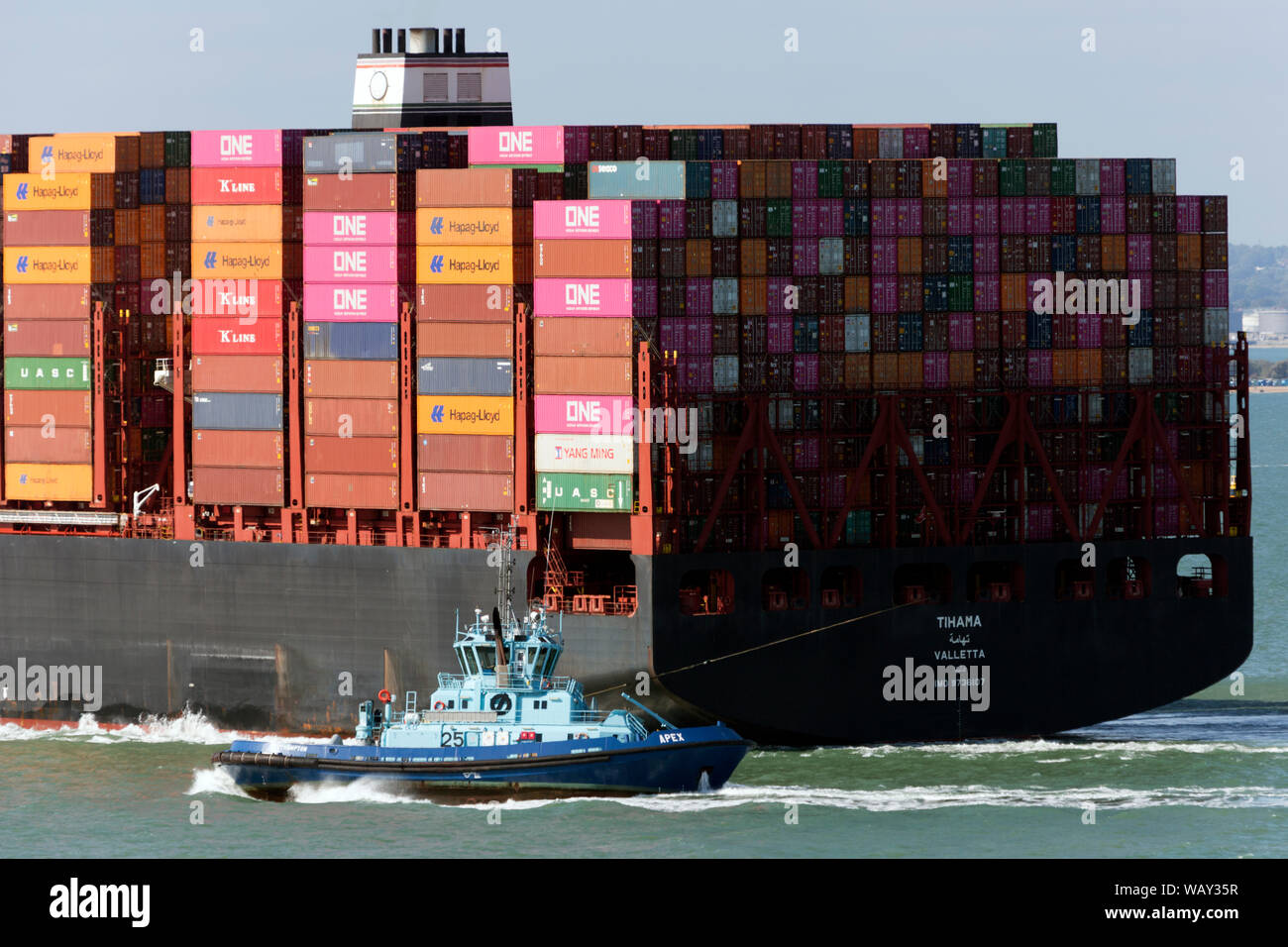 Close up,buque portacontenedores, llegando,Tihama,Valetta,UASC, Southampton, puerto,el Solent, Cowes, en la Isla de Wight, Inglaterra, Reino Unido Foto de stock