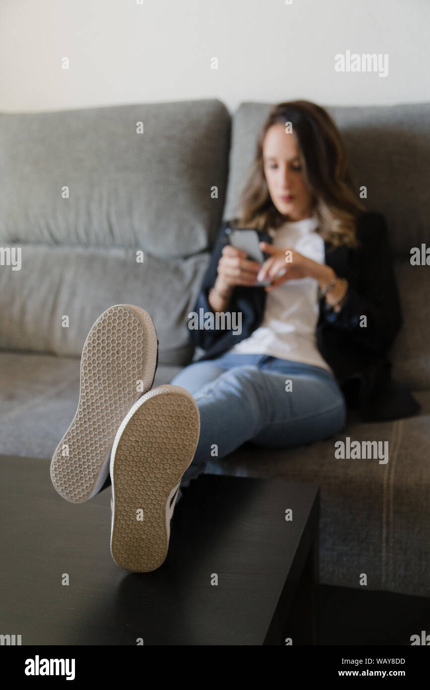 Mujer con la pierna sobre una mesa fotografías e imágenes de alta