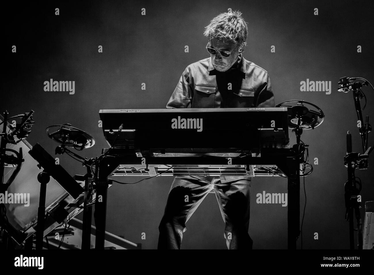 El padrino de la música electrónica Jean-Michel Jarre - Electronica Tour  Live at the Bluedot Festival en Jodrell Bank en 2016 Fotografía de stock -  Alamy