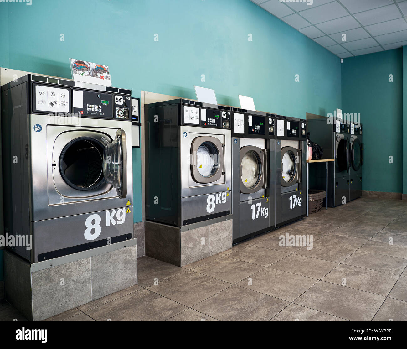 Lavandería comercial con cuatro lavadoras secadoras dos stock