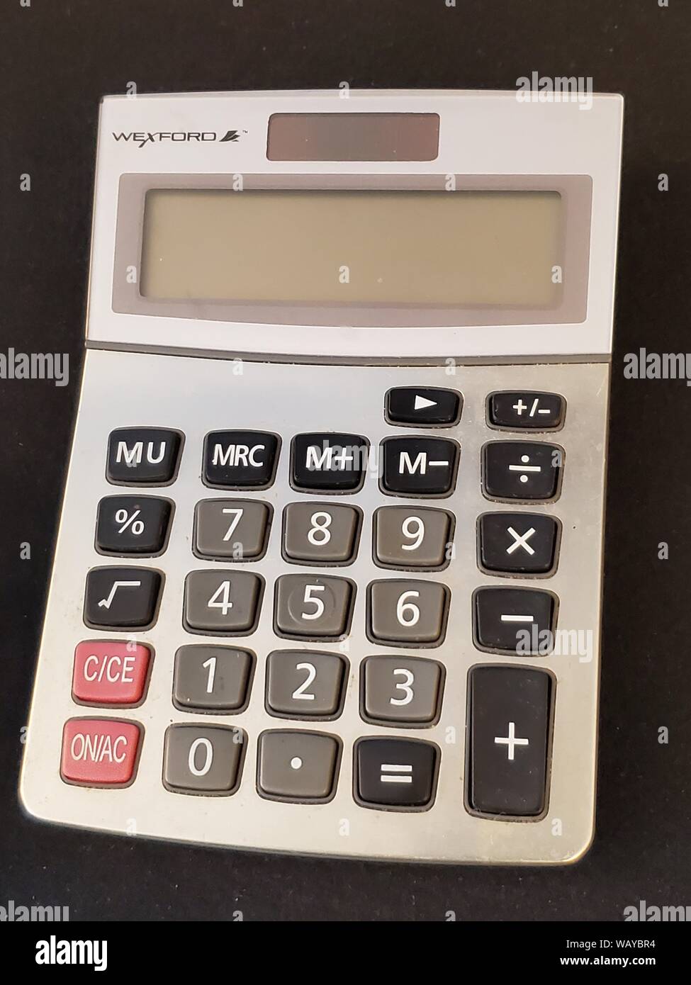 Wexford solar calculadora digital sobre fondo negro, 22 de agosto de 2019  Fotografía de stock - Alamy