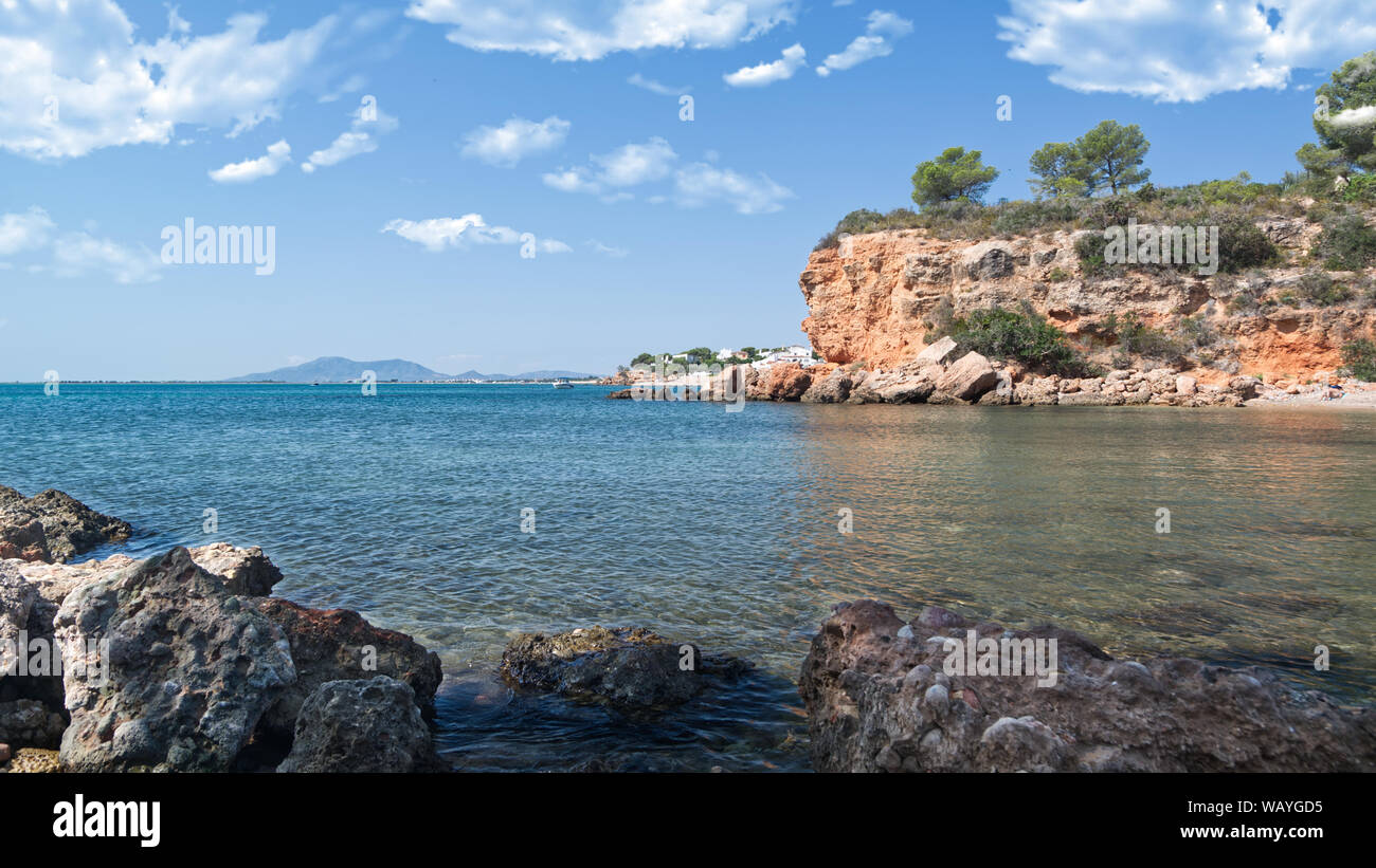 Mediterranea cala de Santa María en el pueblo de l'Ampolla, cerca de Tarragona, España. Destino mediterráneo y paisaje escénico con copia espacio vacío Foto de stock