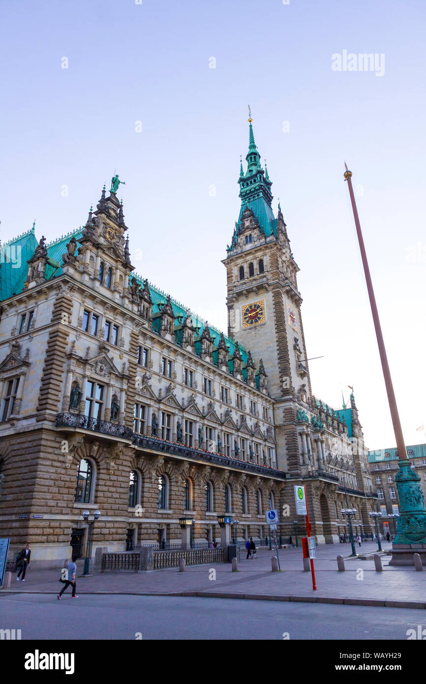 Hamburgo, Alemania - 25 de junio de 2014: Hamburgo el Ayuntamiento en la plaza del mercado (Rathausmarkt). Es la sede del gobierno local de la Ciudad Libre y Hanseática de Foto de stock