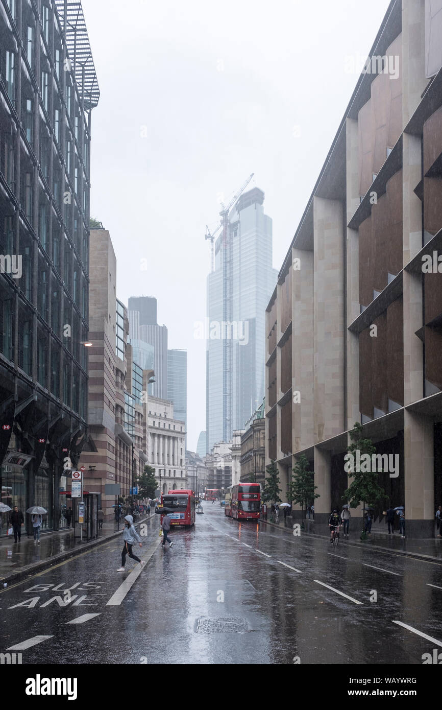 Una lluvia empapó street en un día nublado y sombrío en la ciudad de Londres, Reino Unido Foto de stock