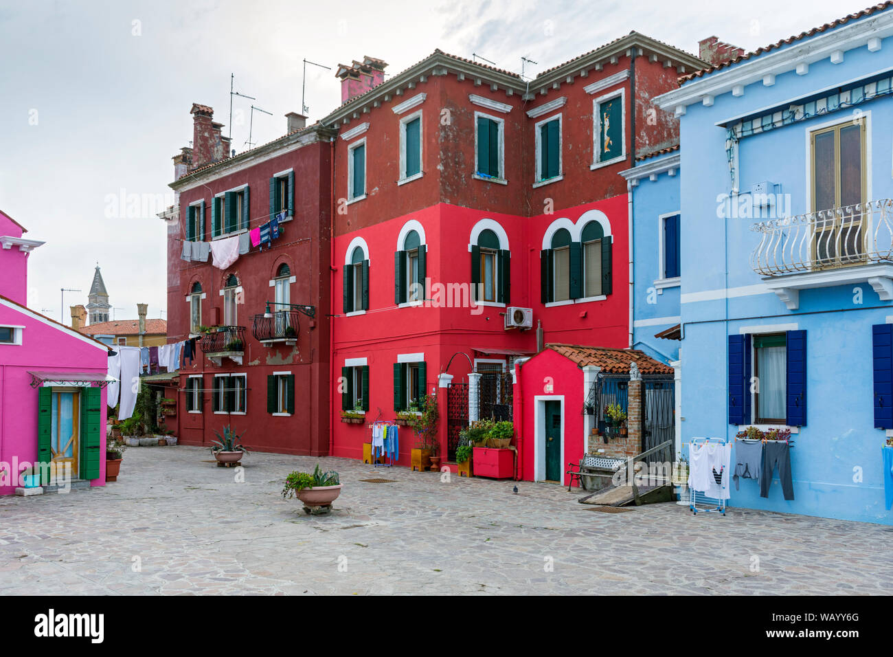 Casas de colores brillantes en la isla de Burano, Laguna Véneto, Italia Foto de stock