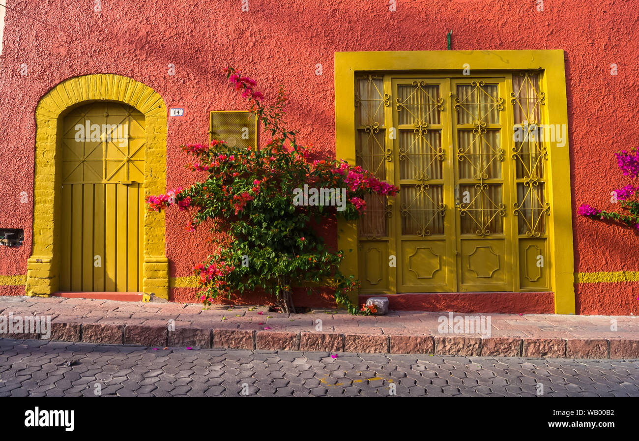 Fachada de casa rosa mexico fotografías e imágenes de alta resolución -  Alamy