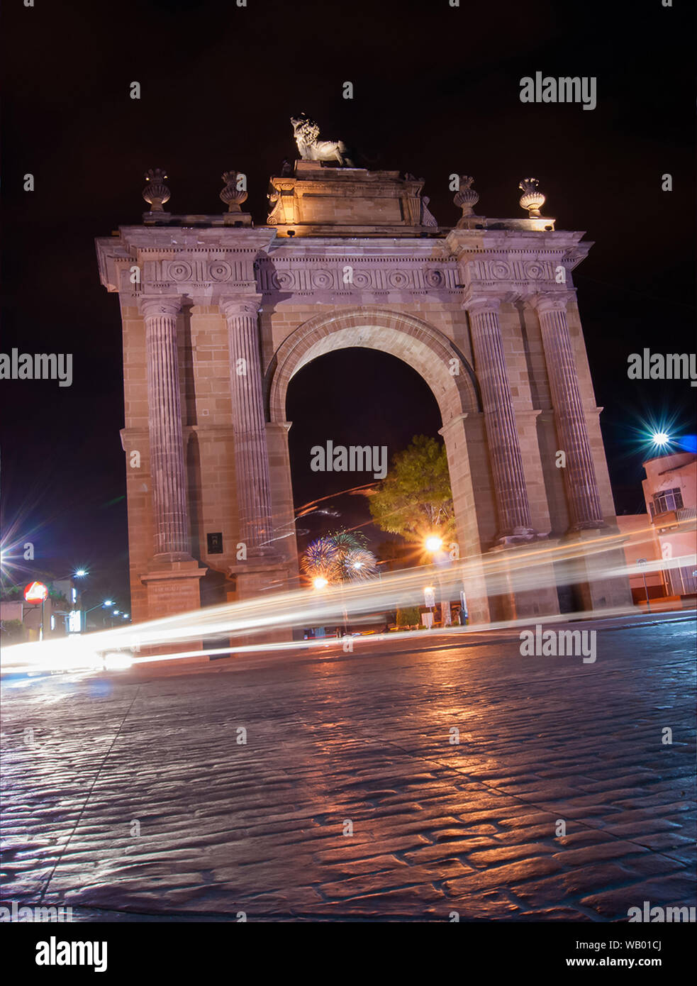 Arco de la calzada León Guanajuato centro calle peatonal estelas de luz  noche noche Fotografía de stock - Alamy