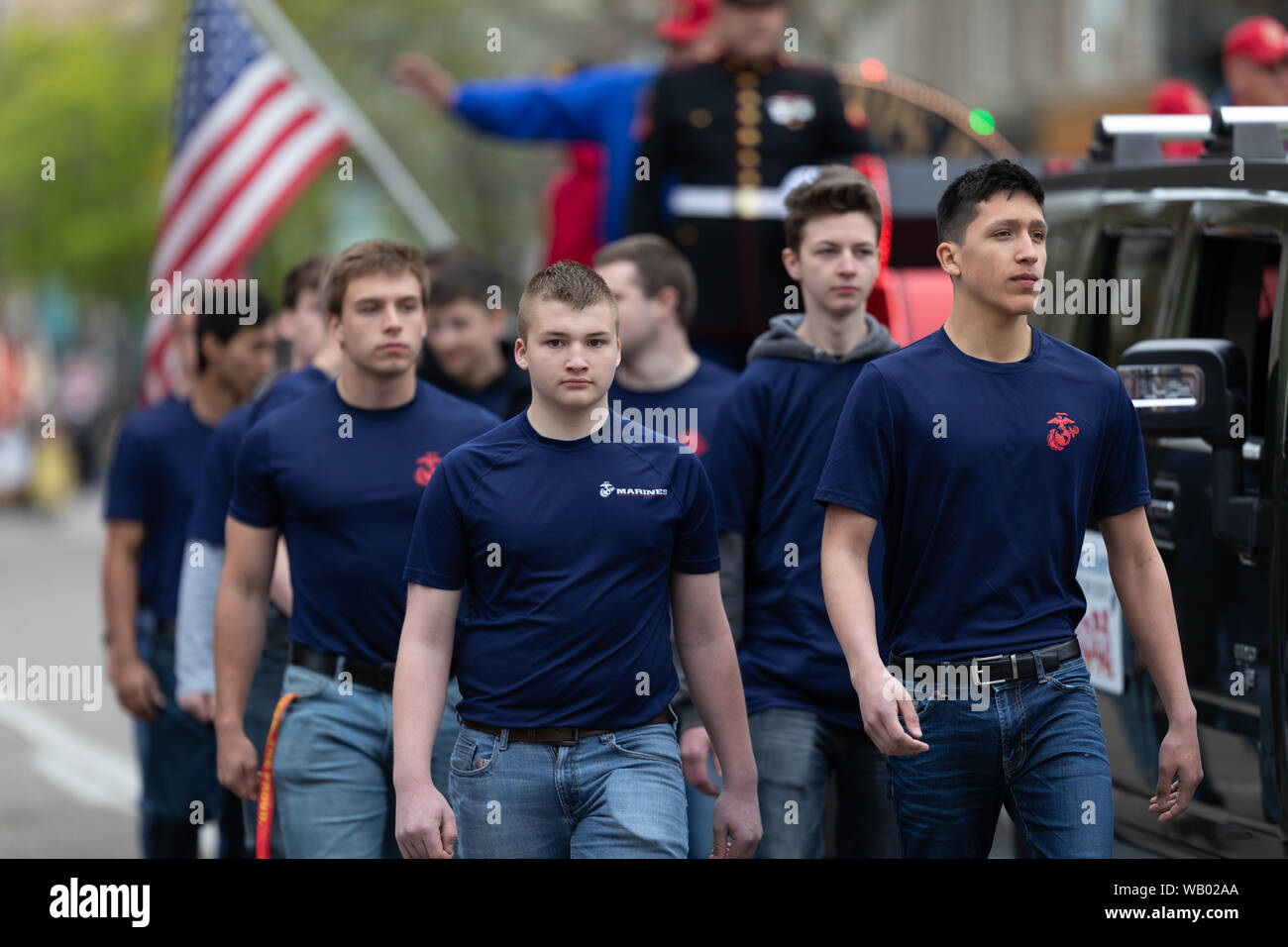 Holland, Michigan, EE.UU. - Mayo 11, 2019: Tulip Pasacalle, los jóvenes miembros de la Marina de Guerra de los Estados Unidos, marchando por la carretera durante el desfile Foto de stock