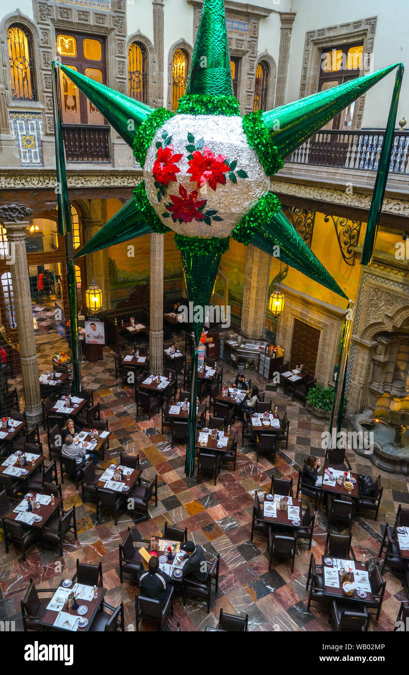 Pinata dentro de un restaurante llamado sanborns en Ciudad de México en el  centro durante el desayuno y puedes ver las mesas y sillas Fotografía de  stock - Alamy