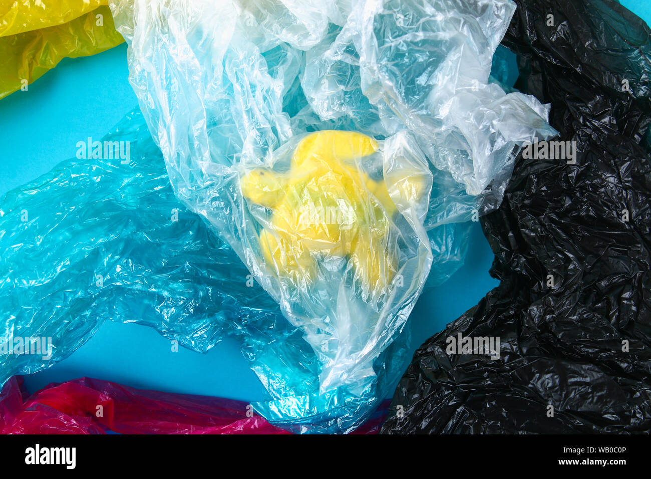 La contaminación de plástico en el océano problema ambiental. La tortuga de  mar comer una bolsa de plástico. La situación ecológica en el mundo tierra.  La contaminación de la naturaleza. Cero residuos