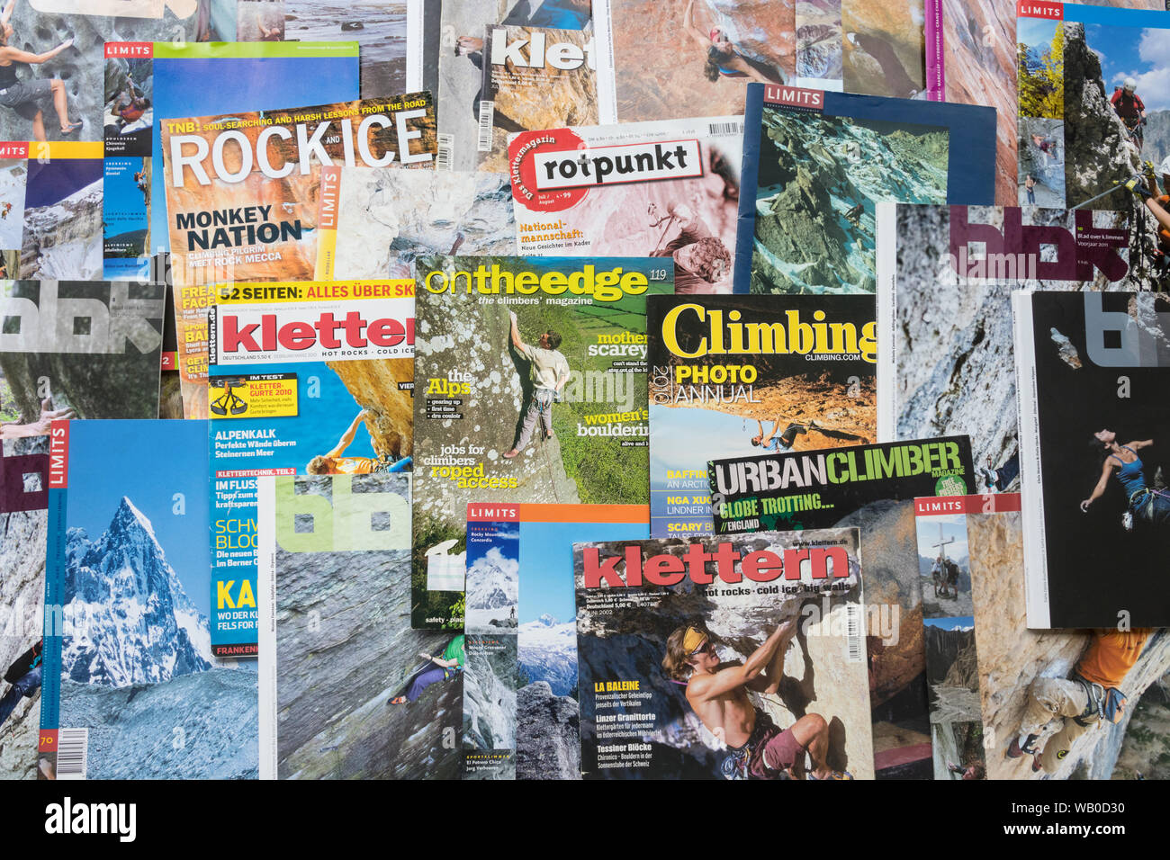 UTRECHT, Países Bajos - Agosto 3, 2019: extiende la selección de revistas de escalada de diferentes países. Abarca desde Klettern, escalador urbano, C Foto de stock
