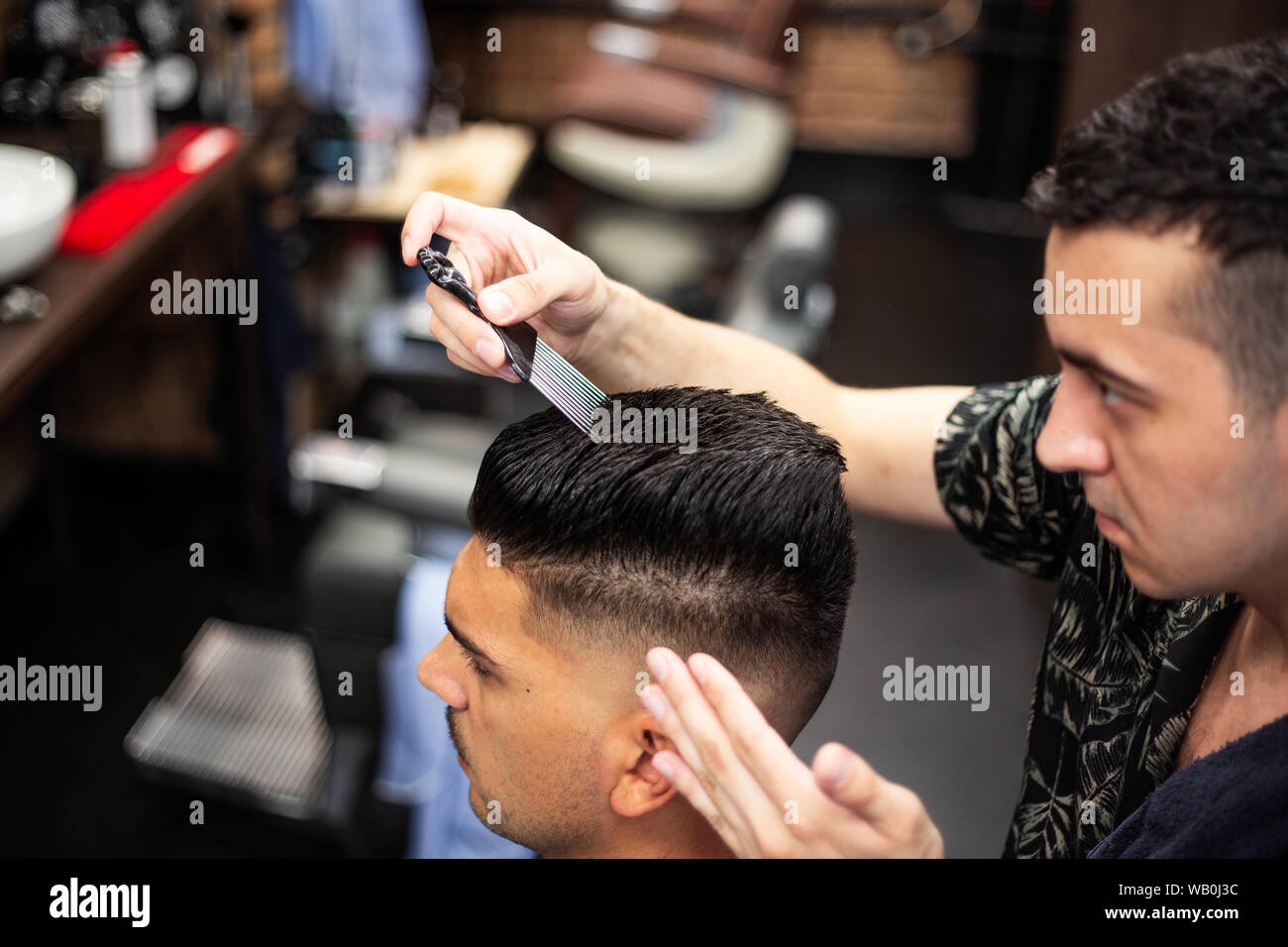 Peluquería Para Hombres. Hombre Barbero Haciendo Peinado En Barbería.  Cliente Masculino Guapo Y Peluquero. Alta Resolución Fotos, retratos,  imágenes y fotografía de archivo libres de derecho. Image 105263588