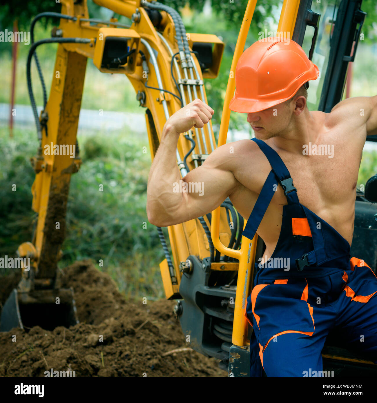 Concepto De Ingeniero Ingeniero Fuerte Al Hombre En La Cabina De La Excavadora Ingeniero