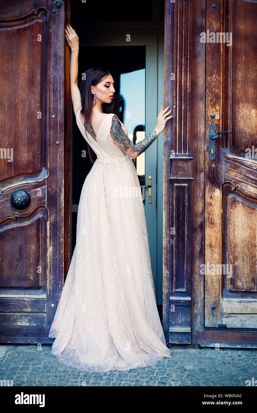 Elegante sal n de bodas est a la espera de la novia. Hermosos