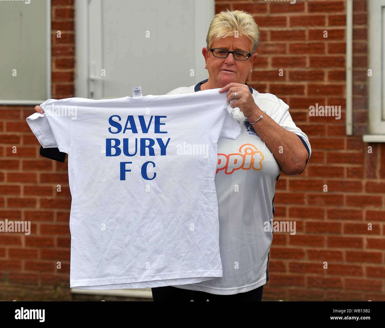 Ventilador de Bury Shirley sostiene una 'Save Bury FC' T-shirt fuera Gigg  Lane, hogar de Bury FC Fotografía de stock - Alamy