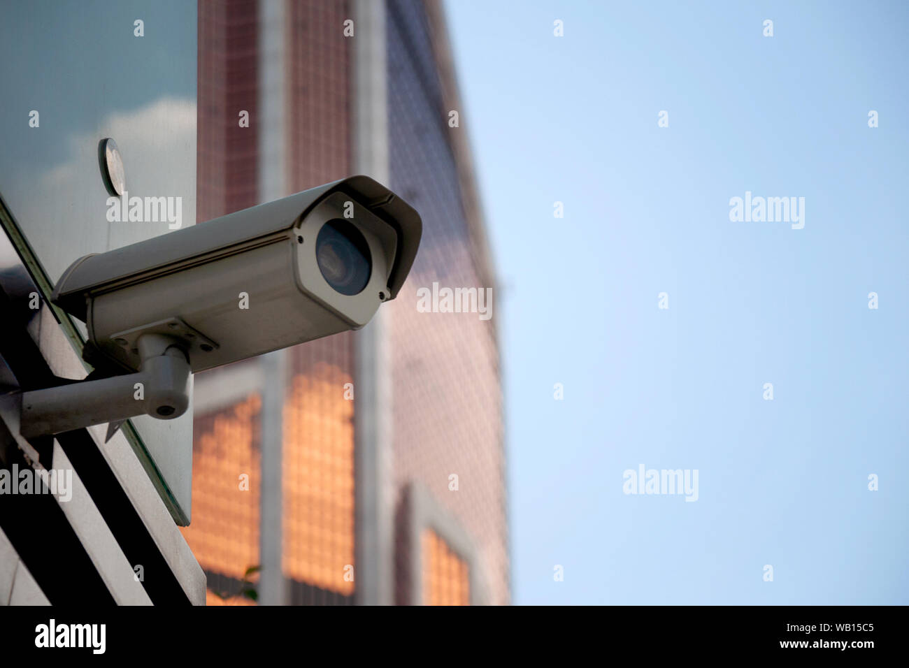 Cámara de seguridad en edificio moderno cámaras de vigilancia