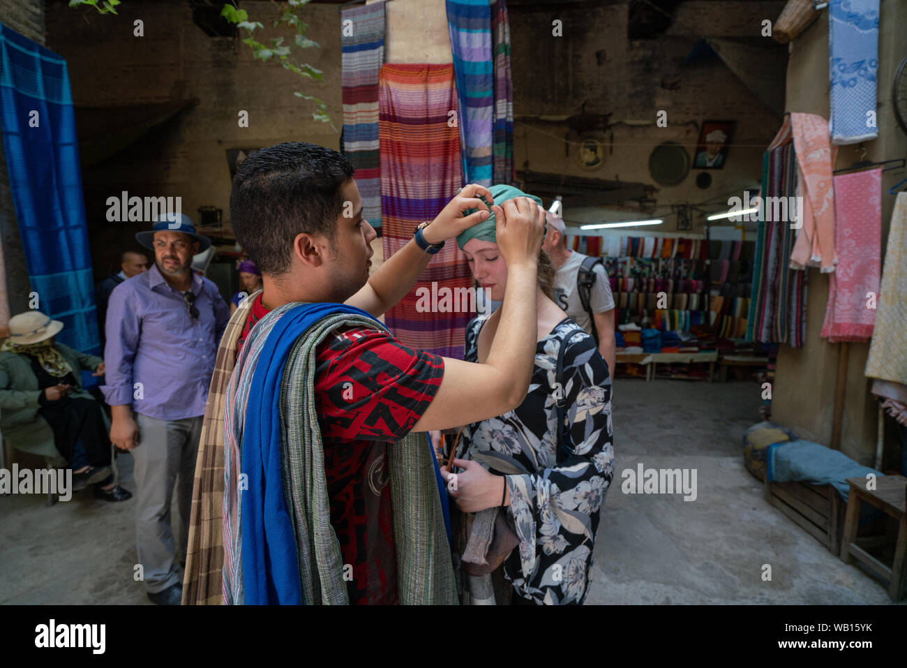 Como envolver una bufanda fotografías e imágenes de alta resolución - Alamy