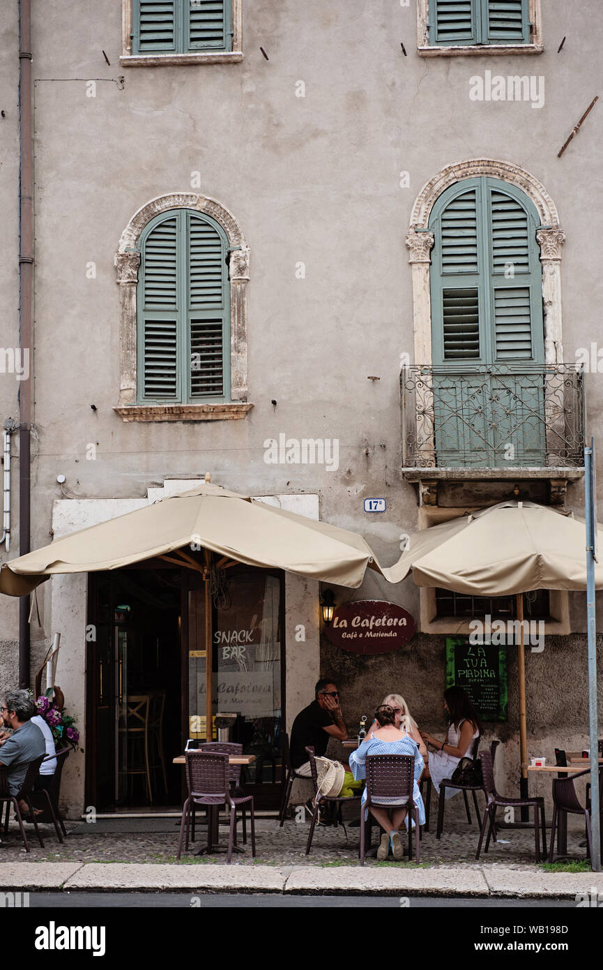 Cafe en Verona con edificio histórico Foto de stock