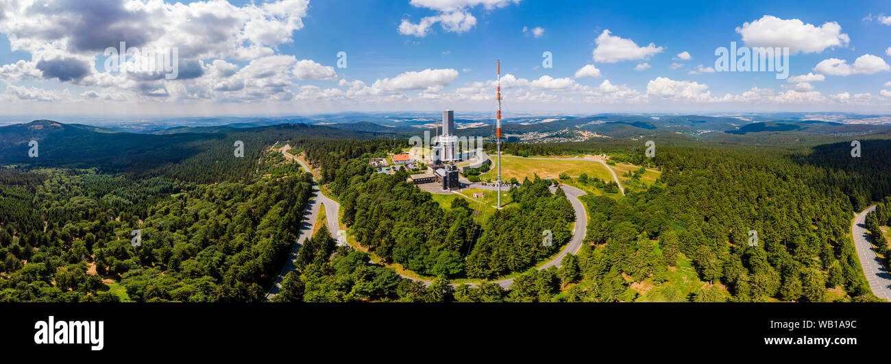 Alemania, Hesse, Schmitten, vista aérea de Grosser Feldberg, el mástil de la antena de la FC y la torre mirador, en el fondo Oberreifenberg Foto de stock