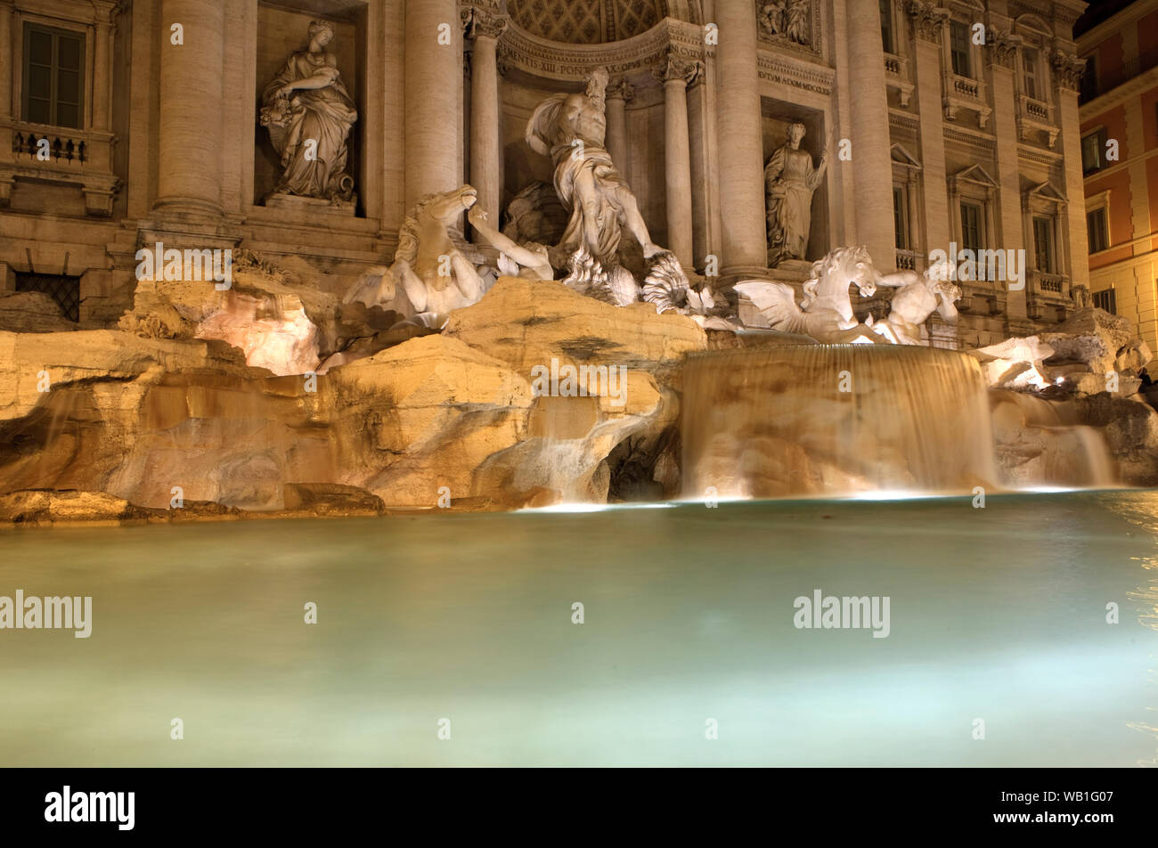 La Fontana di Trevi, Roma de noche Foto de stock